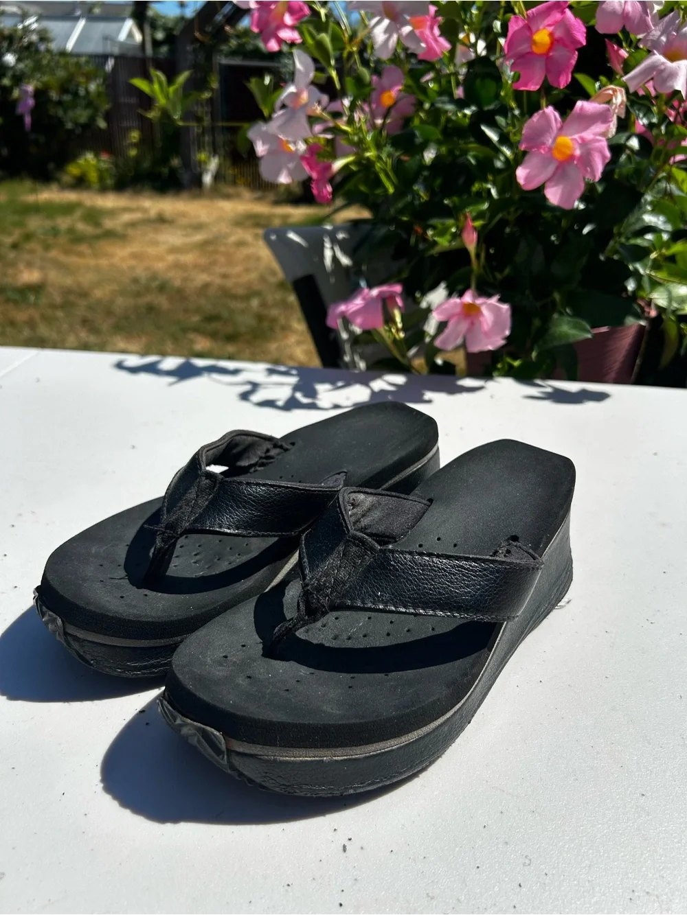 Volatile Women’s Black Platform Thong Sandals  Size 6.5